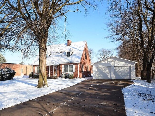 Photo - 705 E 9th St