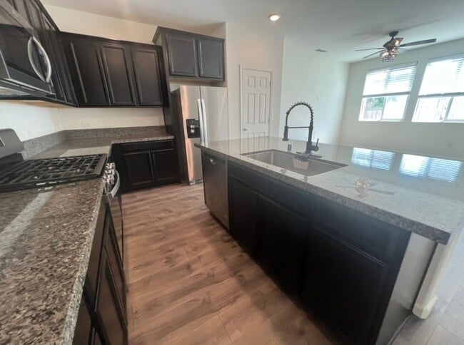 Photo - Stunning 3 bedroom, 3 bathroom home located in Visalia, CA.