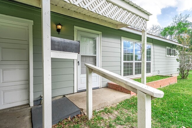 Photo - 2433 S Austin Ave