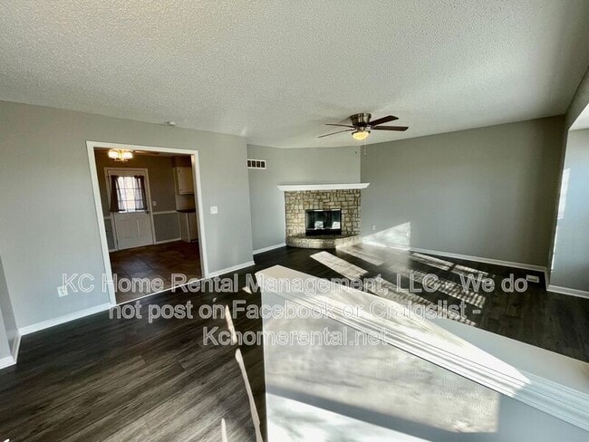 Photo - 10606 N Oak Trafficway