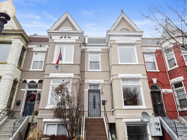 Building Photo - Historic Eckington townhouse near Red Line...