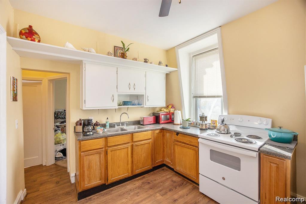 Photo - 5550 Main St