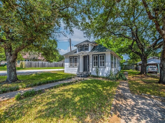 Photo - 319 N Cochran St