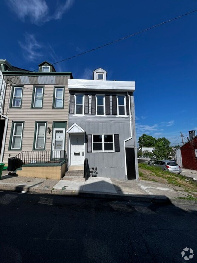 Building Photo - Four Bedroom One Bathroom Rental