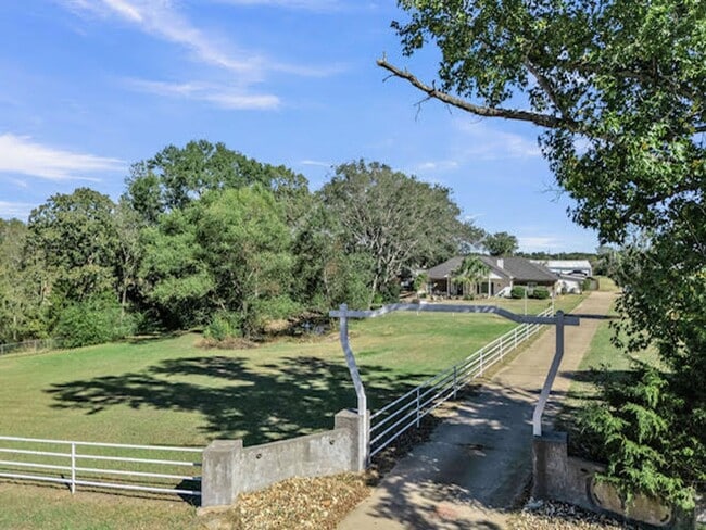 Building Photo - 4/2 on 2 acreas Longview ISD