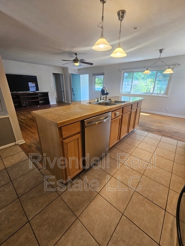 Photo - 2279 Kendall St