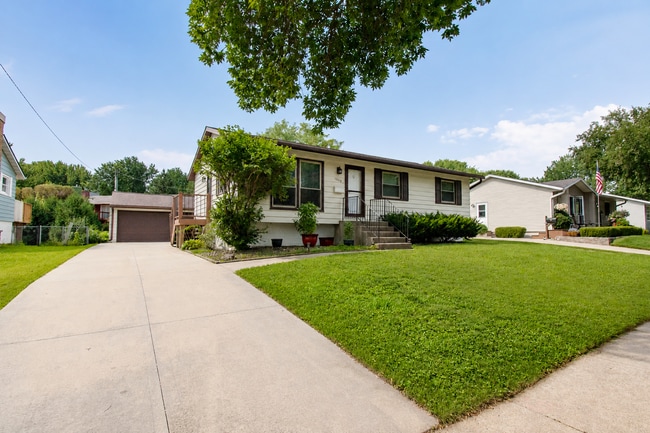 Building Photo - Charming NW Ranch with 2-Car Garage