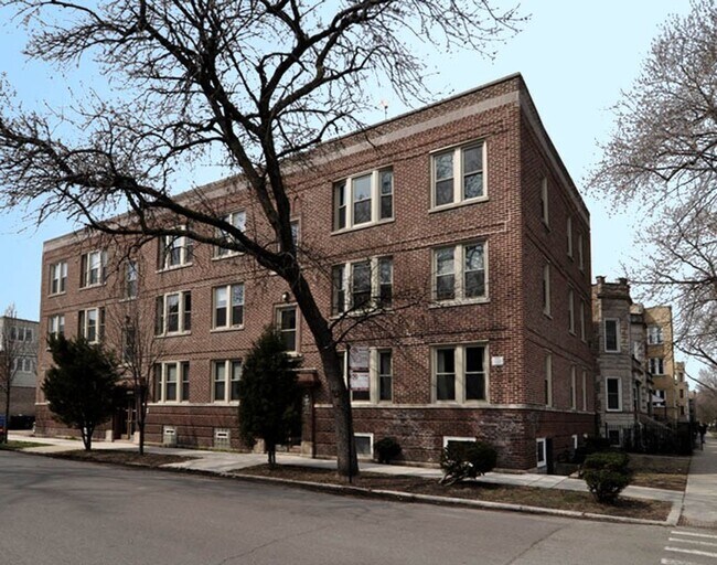 Building Photo - Ukrainian Village 2 Bedroom. Bright and Sunny. Big Bedrooms, Exposed Brick. Central HVAC. Free Fa... Unit 1020-2