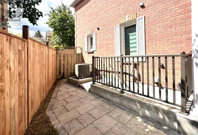 Photo - 60 Steepleview Crescent