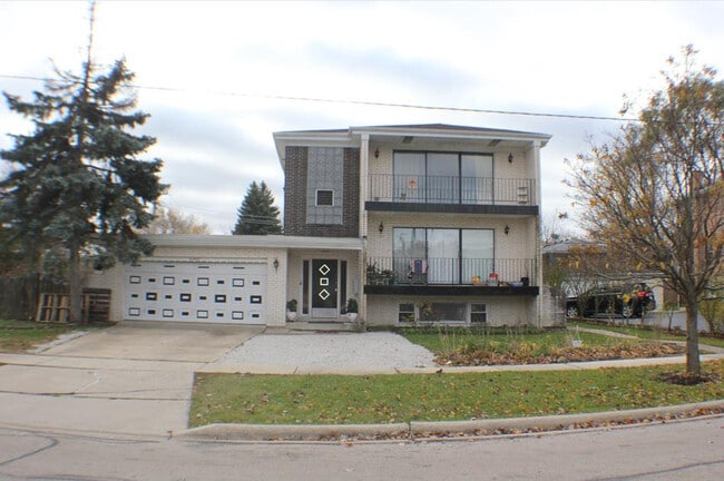 Building Photo - 16W671 56th St Unit 1