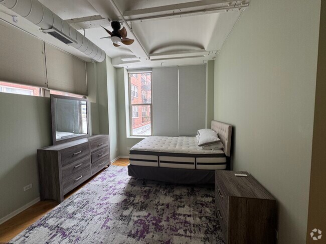 Building Photo - 500 S Clinton St Unit 500 S. Clinton 404 Rental