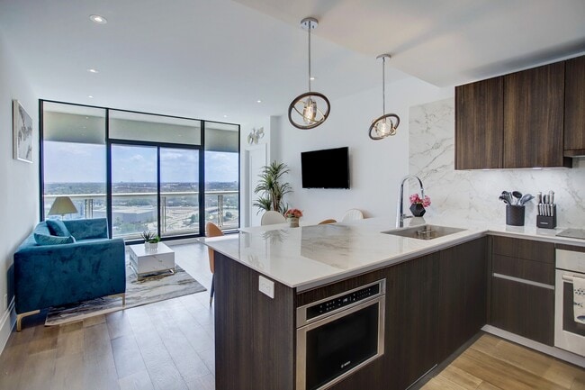 Building Photo - 1701 Hermann Dr Unit 17A