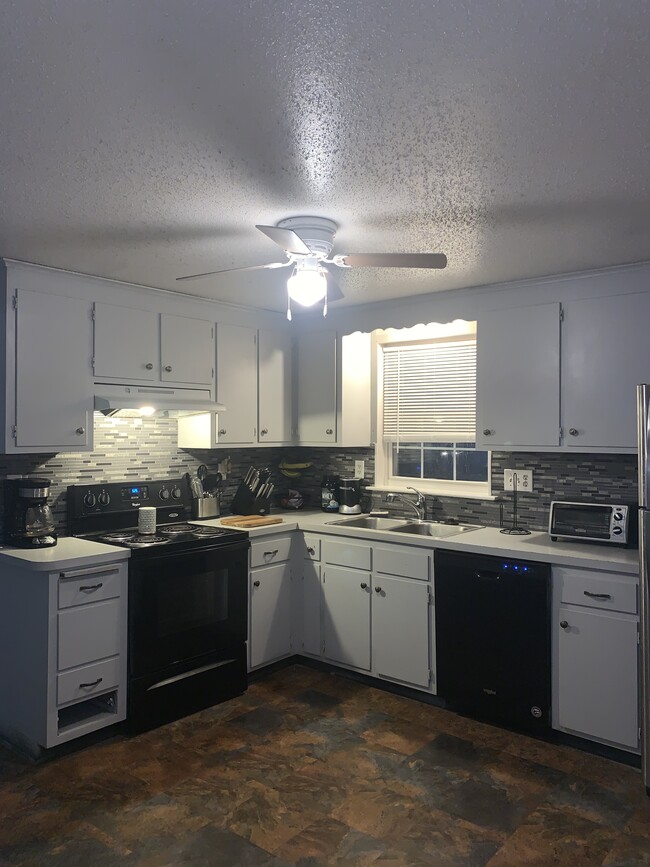 Kitchen - 23 Lownds Dr Apartments Unit # 23
