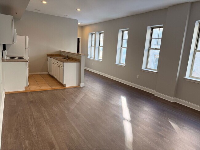 Building Photo - 210 Farmington Ave Unit 309