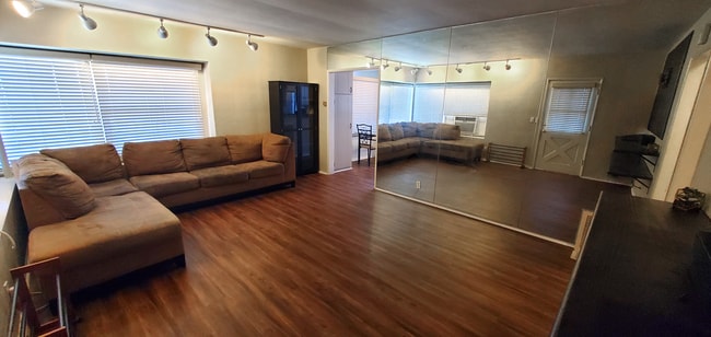 Photo - 5313 Radford Ave Unit 5313