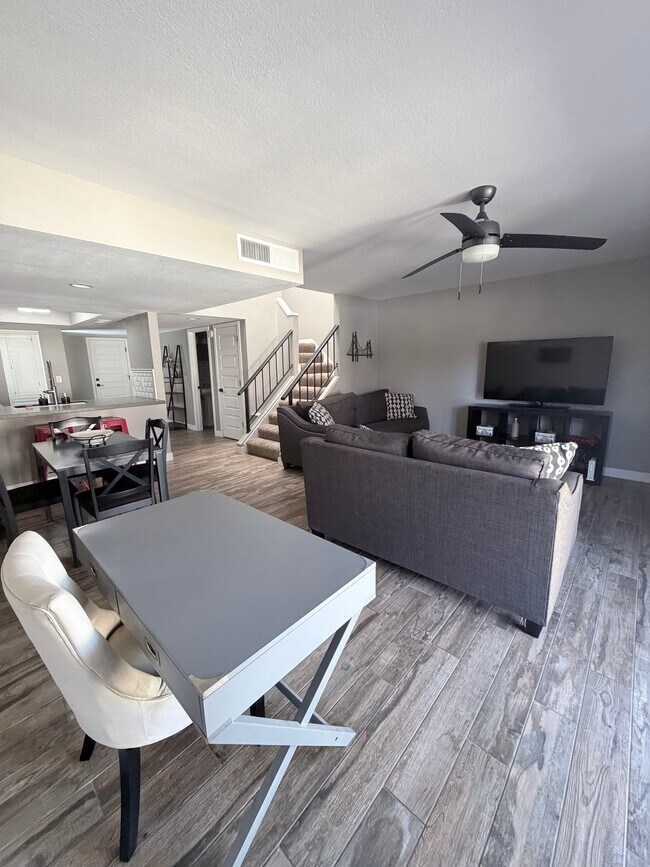 Photo - 815 E Grovers Ave