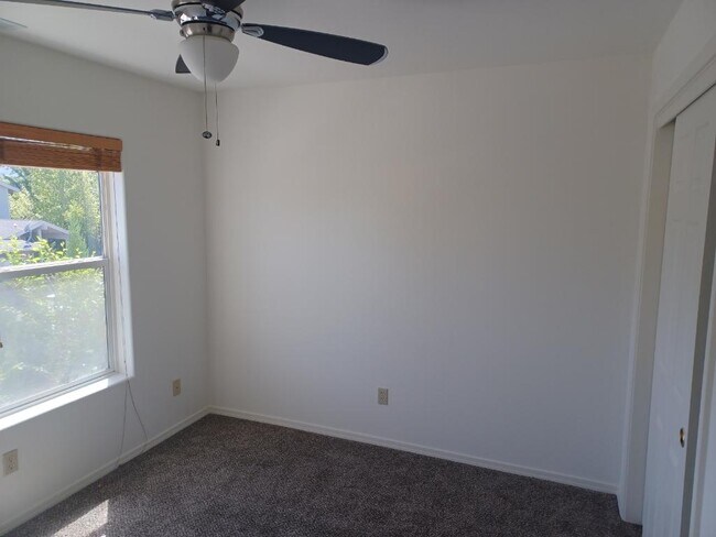 Front Bedroom - 1678 US Highway 395 N