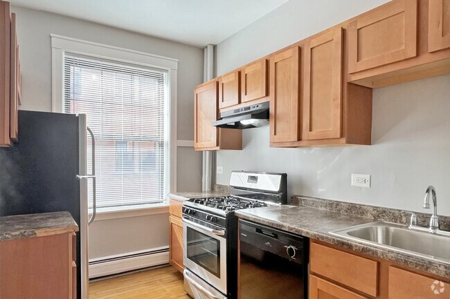 Building Photo - 902-910 N. Austin Blvd. and 4-10 Iowa St. Rental