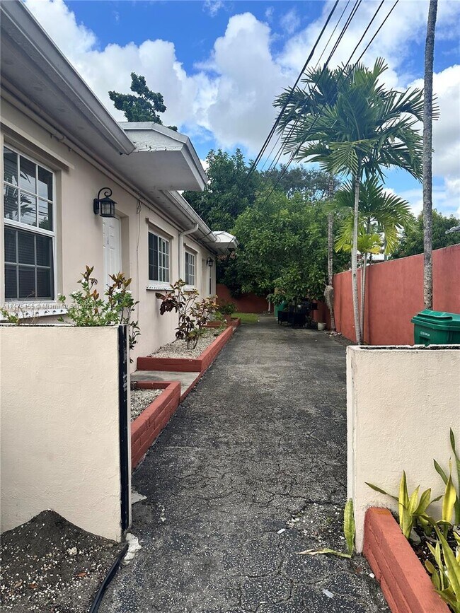 Photo - 7075 SW 14th St Unidad 1