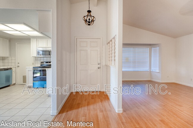 Photo - 15046 Cambridge Dr