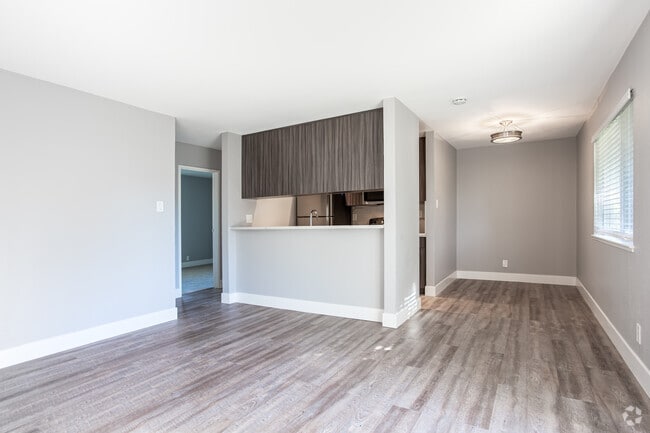 2BR, 1BA - 791SF - Fairmont Apartments