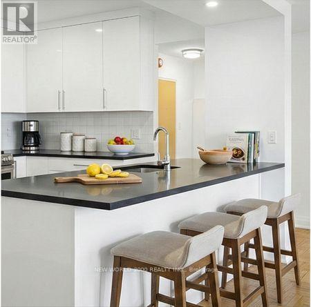 Photo - 88 Bernard Ave Unité 806