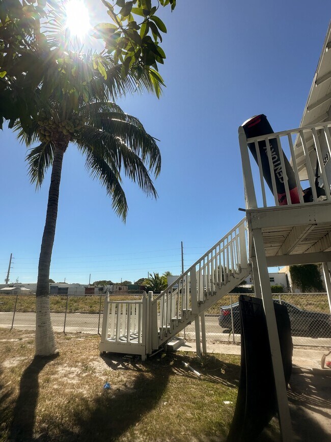 Escaleras - 529 Revere Rd