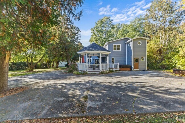 Photo - Well-Cared for historic beauty in private ...