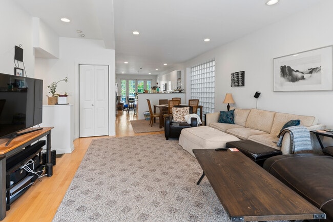 Photo - 2715 N Marshfield Ave Unit 1