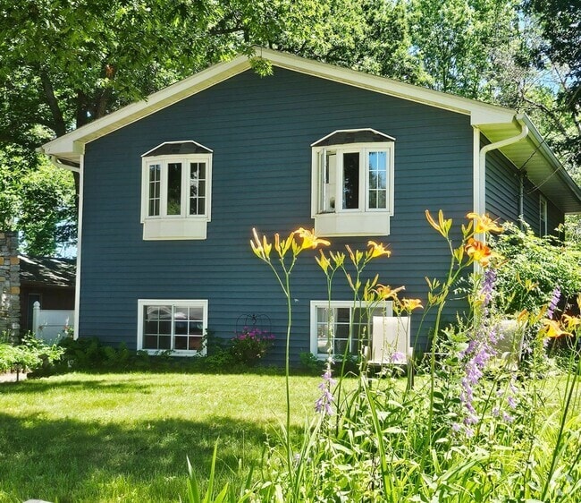 Building Photo - Charming 3BR House in White Bear Lake