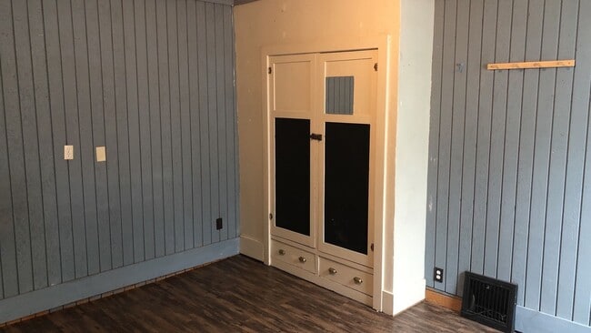 Photo - 325 NE Whitman St