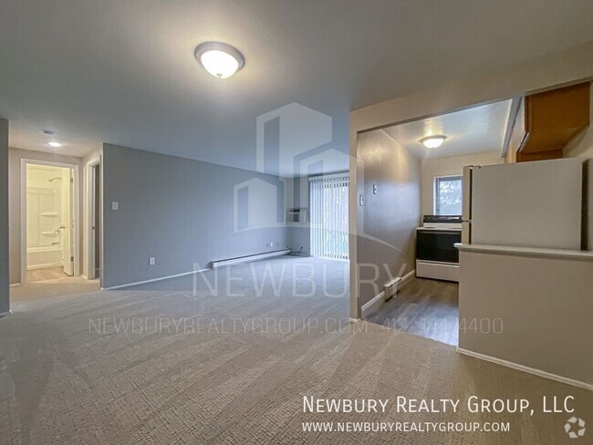 Building Photo - **Take a look at that bathroom** Move-in R... Unit Apt. 4