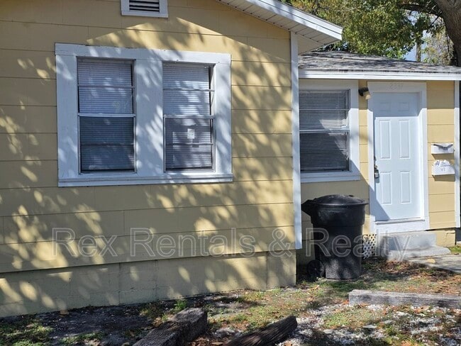 Building Photo - 2337 15th Ave S