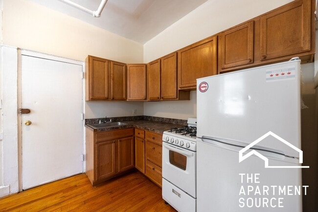 Building Photo - 947 W Cornelia Ave