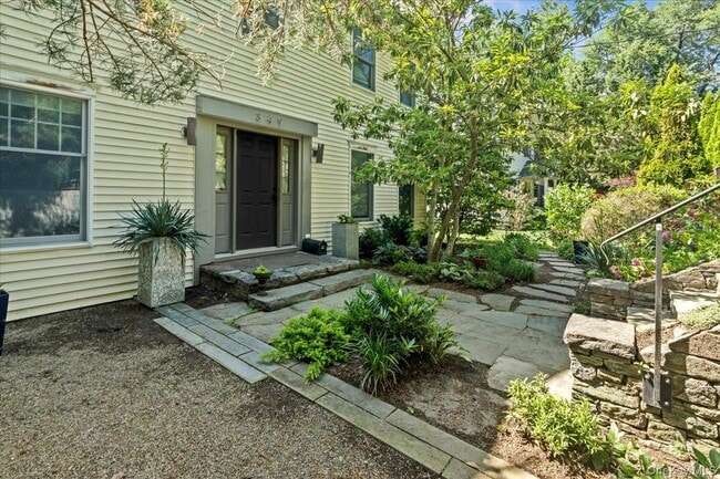 349 Warburton Ave