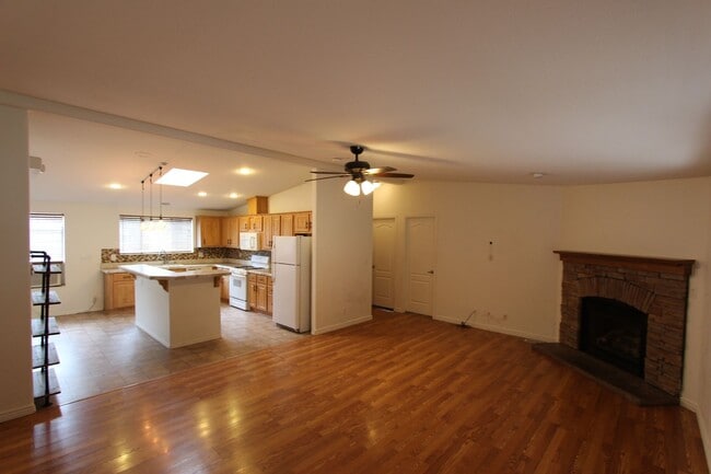 Photo - * LEASE PENDING Move-in ready Home in Railroad Springs