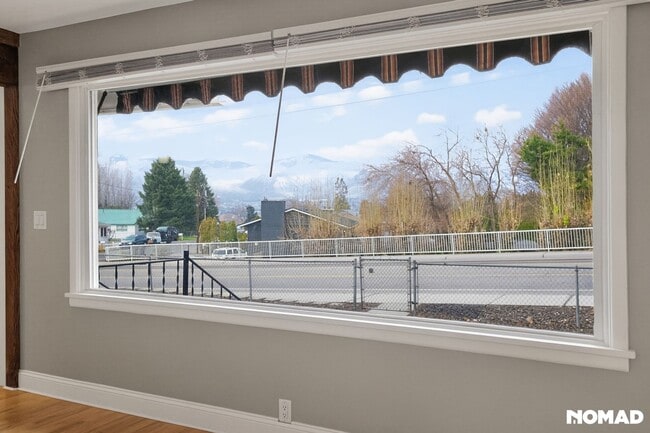 Photo - 785 Eastmont Ave