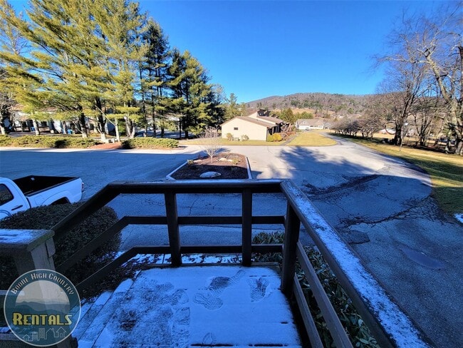 Photo - 1/1.5 Townhome located near Boone Golf Course!