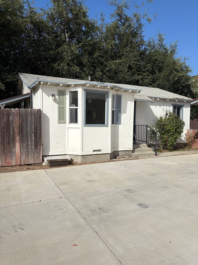 Building Photo - 1 + 1 Cottage with Bonus Room, East End V... Rental