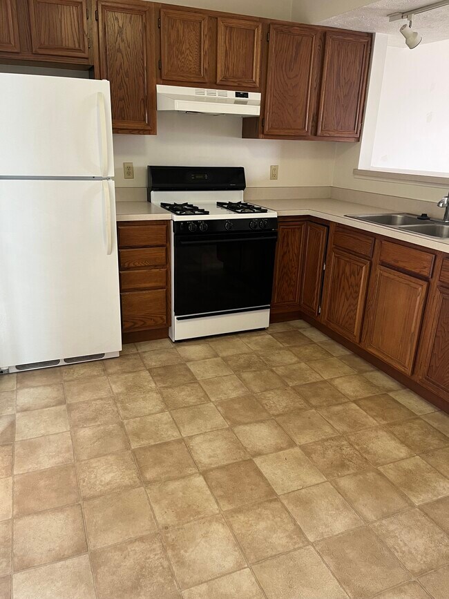 154 S Oakland Ave Townhome Townhome Rental in Nappanee IN