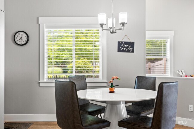 Photo - 319 N Baxter Way