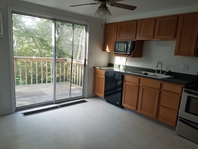 Photo - 592 Peach View Ln
