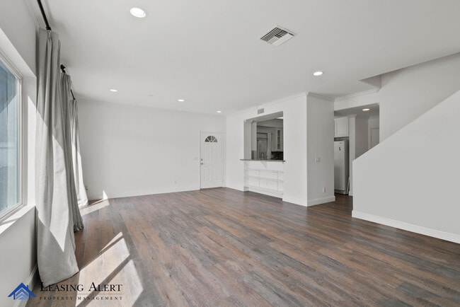 Photo - 20300 Vanowen St