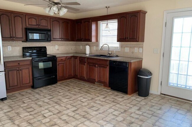 Photo - End Unit Townhouse in Wyndhurst