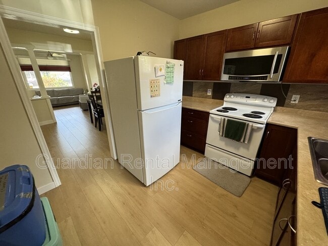 Photo - 318 May St N