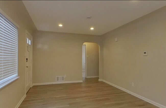 Building Photo - Immediate Move In.