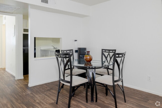 1BR, 1BA - 450SF - Dining Room - The Palms at Camelback West