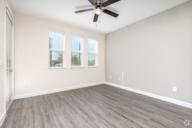 1BR, 1BA - 624SF - Living Rpom