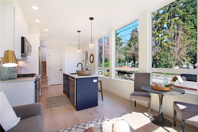 Photo - 8553 Interlake Ave N