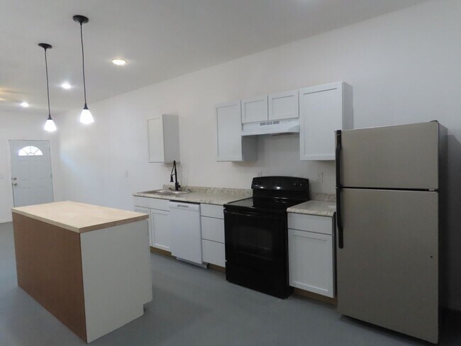 One Month's Free Rent! 2 Bedroom, 2 Bath D... - One Month's Free Rent! 2 Bedroom, 2 Bath D... House